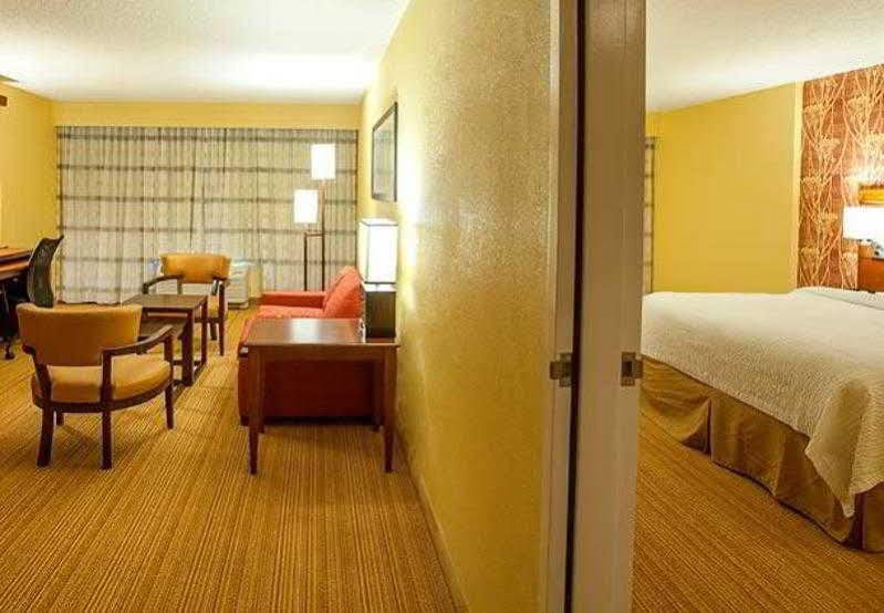 Courtyard By Marriott Charlotte Airport Loso Hotel
