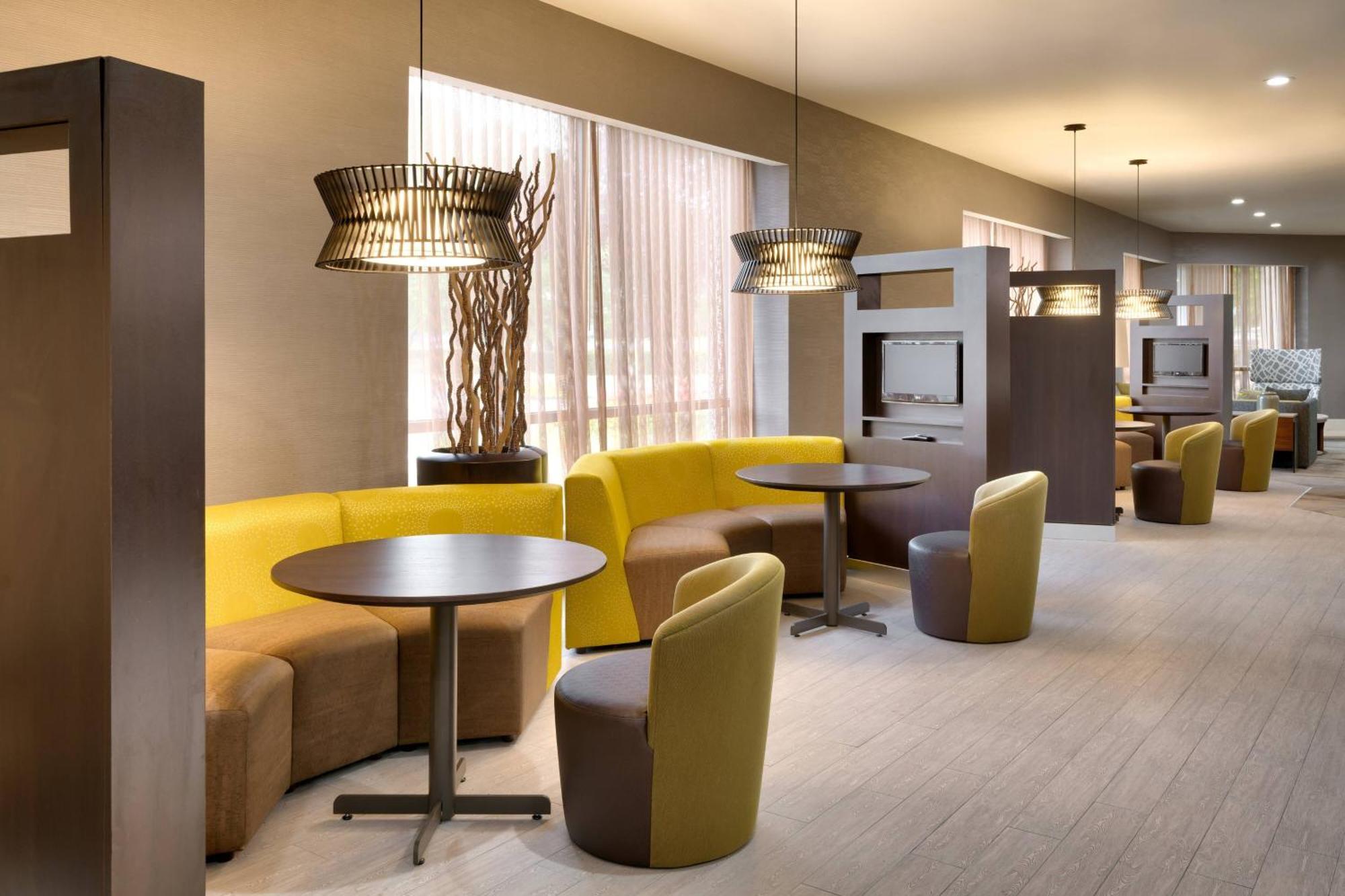 Hotel Courtyard By Marriott Airport Loso