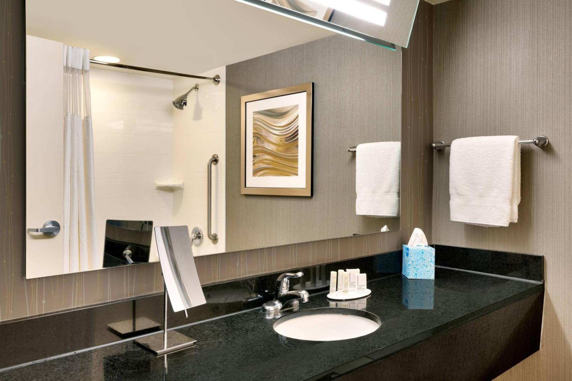 Hotel Courtyard By Marriott Airport Loso 3*