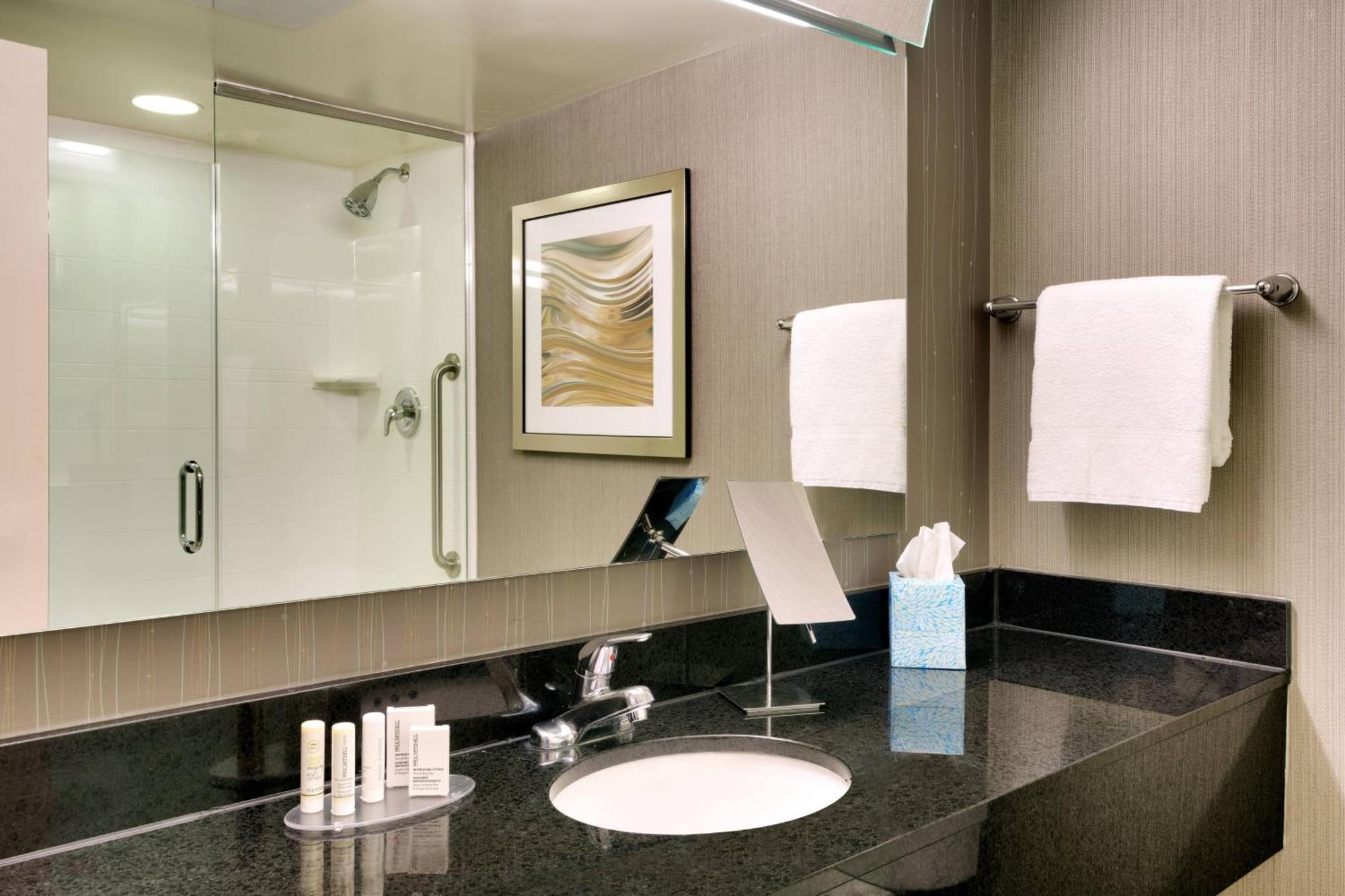 Hotel Courtyard By Marriott Airport Loso
