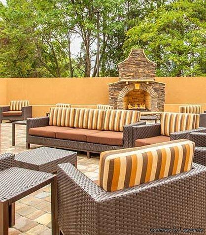 Hotel Courtyard By Marriott Airport Loso